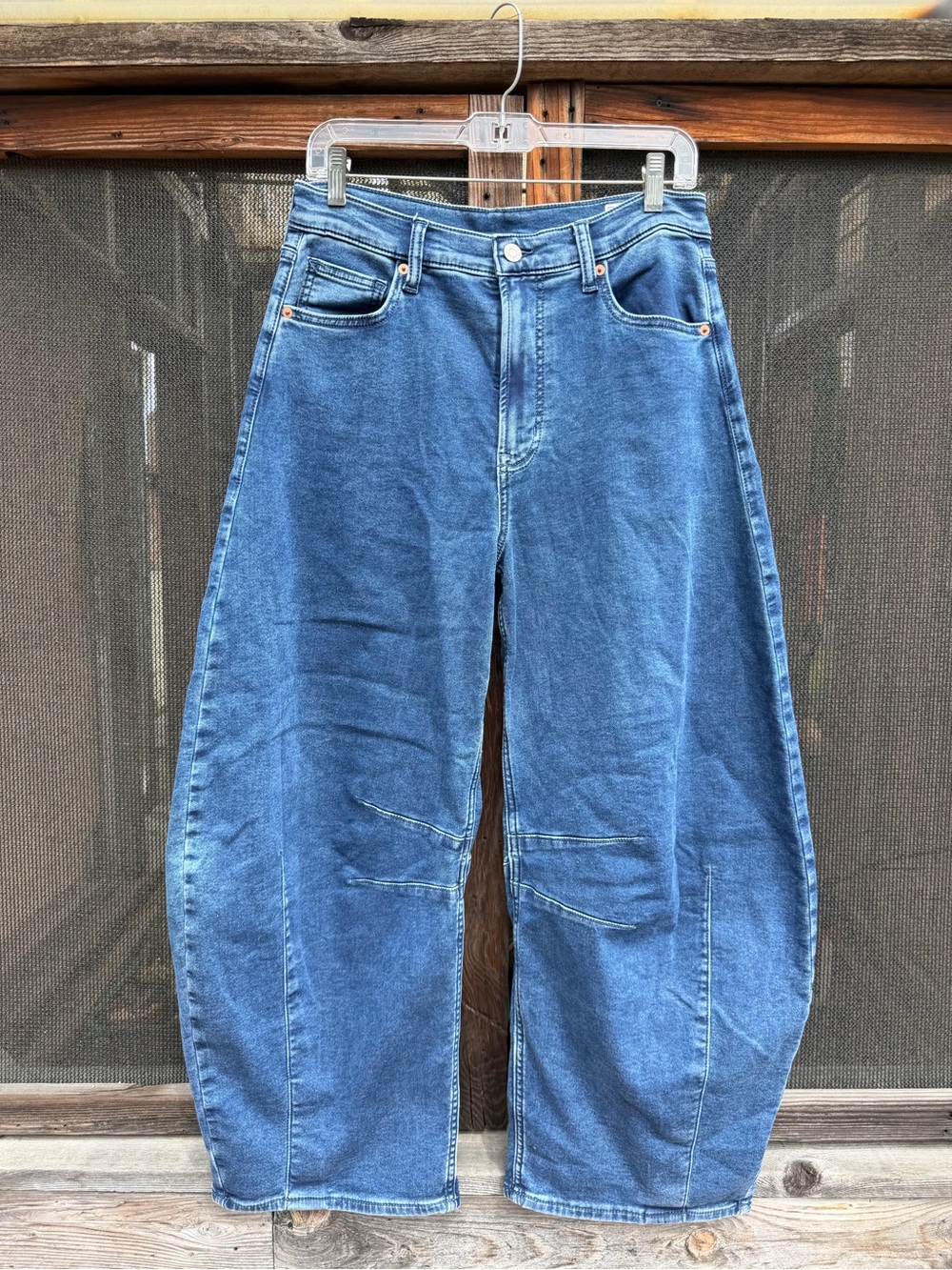 GAP barrel jean. Size 27. Medium Blue Wash. 30”inseam